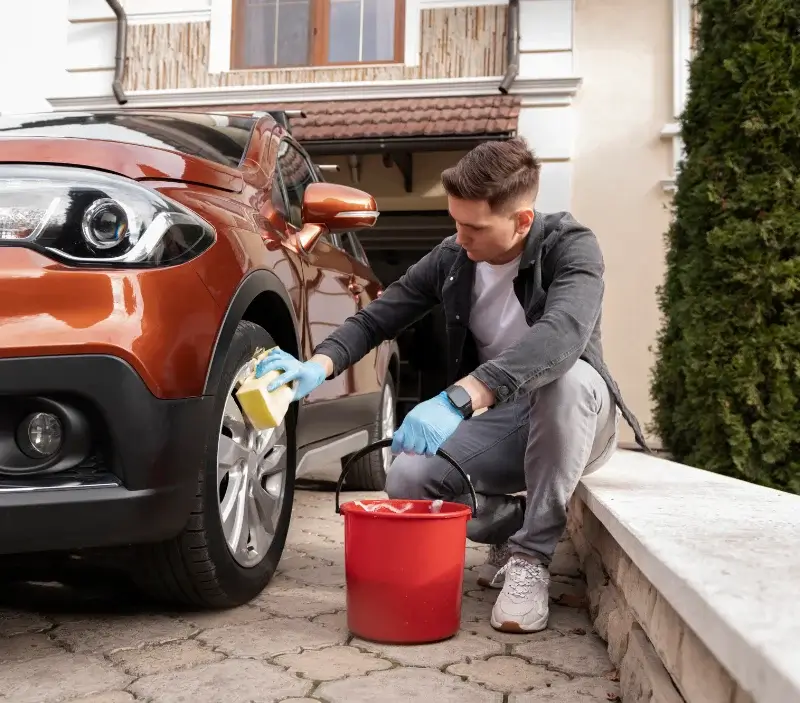 Lavage auto à domicile Pleubian : professionnel intervenant sur un véhicule